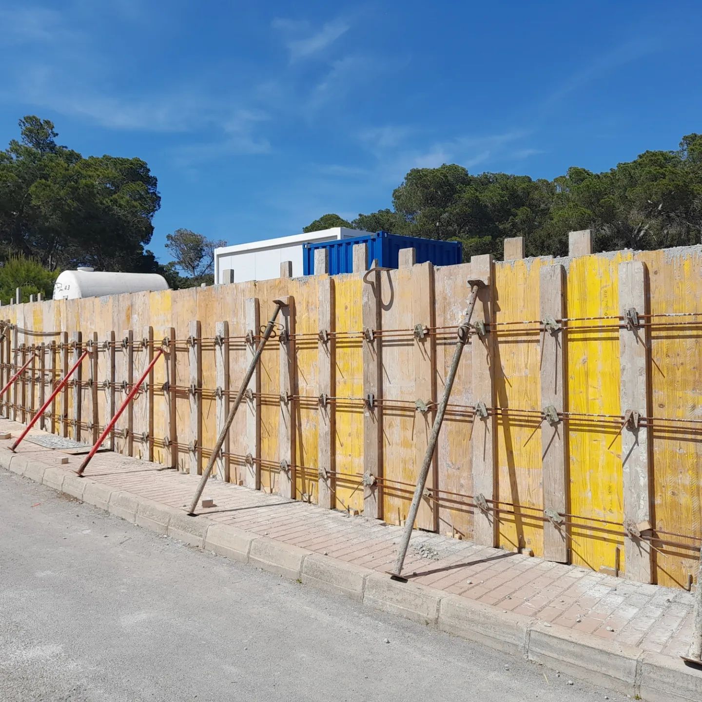 Muros!!!
#murodehormigón #encofrados #estructuradehormigón #constructoraibiza #ibiza #porticosyforjados